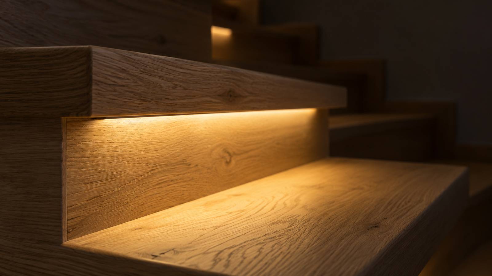 Как сделать подсветку лестницы: в ступенях, в стене или у поручня