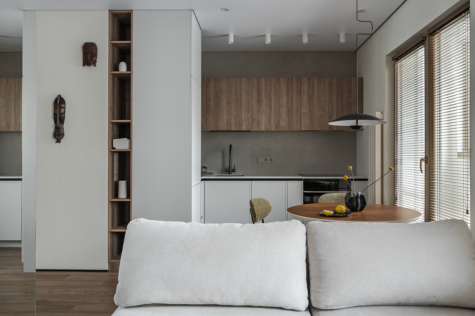 Квартира в ЖК Modum - гостиная и кухня, стеллаж с подсветкой, свет выключен