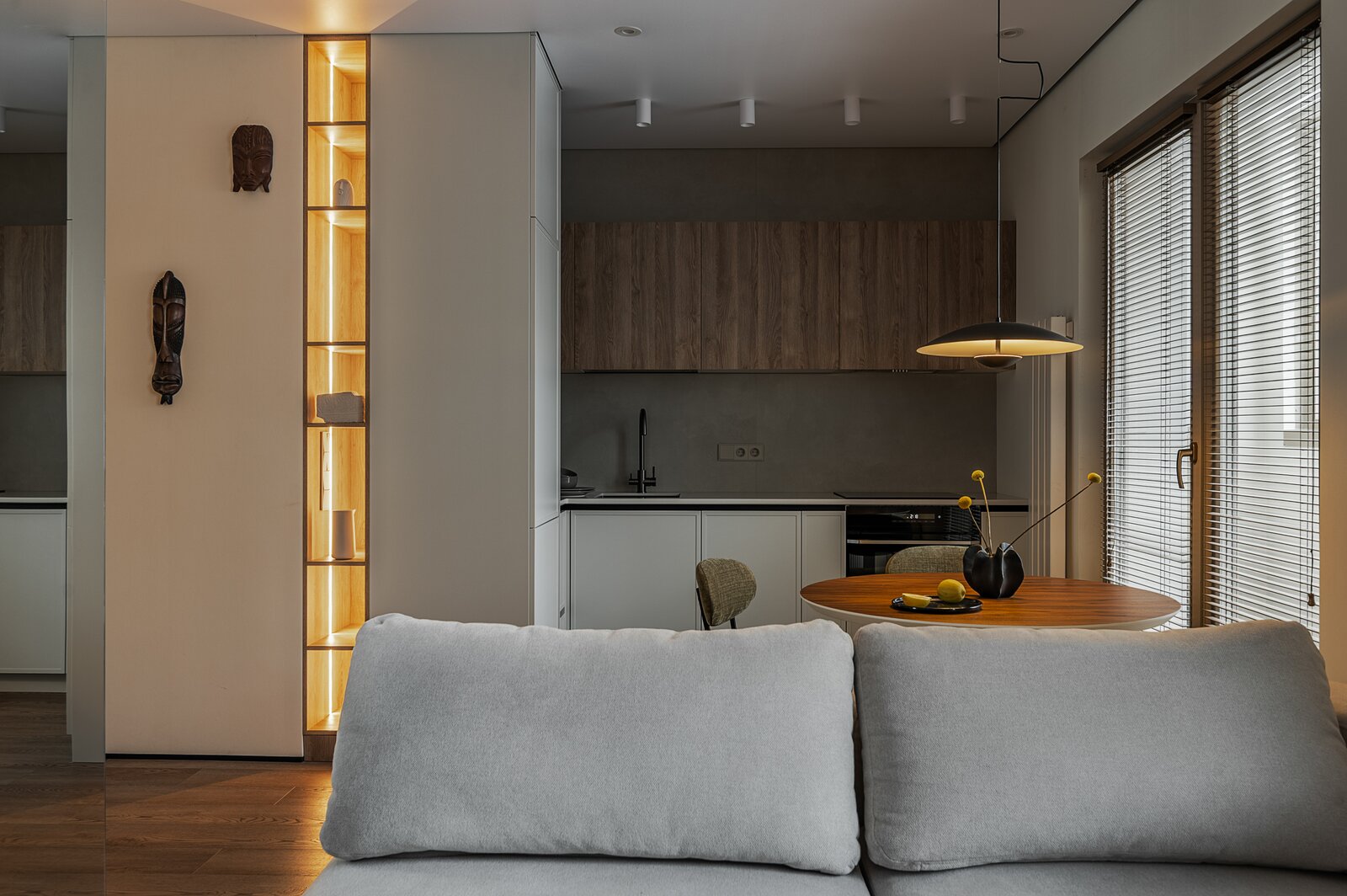 Квартира в ЖК Modum - гостиная и кухня, стеллаж с подсветкой, свет включён